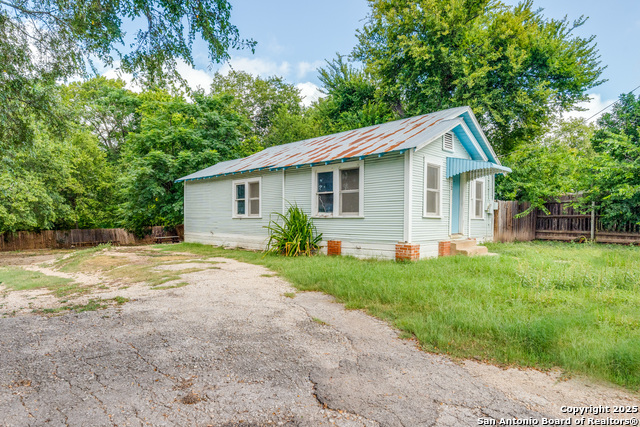 Image 4 of 25 For 712 Austin S
