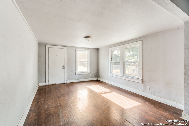 Image 6 of 25 For 712 Austin S