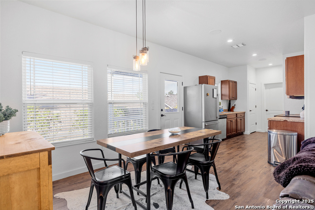 Listing photo id 10 for 129 Jasper N