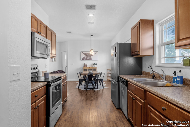 Listing photo id 11 for 129 Jasper N