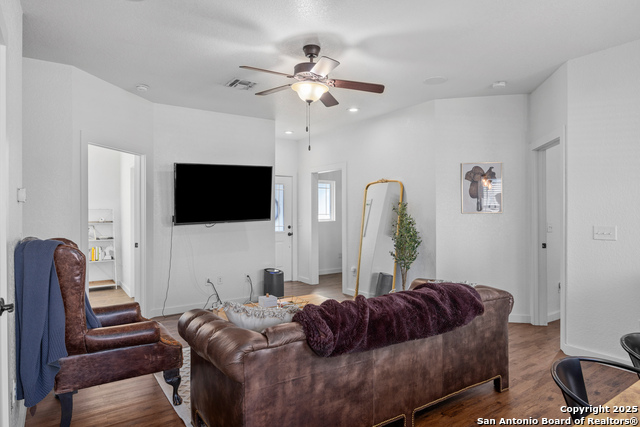 Listing photo id 7 for 129 Jasper N