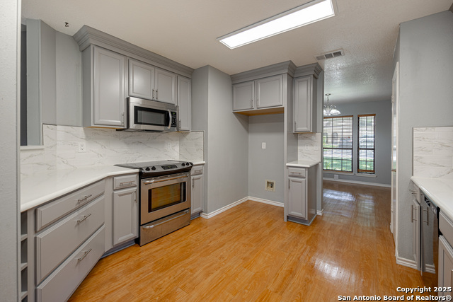 Listing photo id 15 for 2717 Poplar Grove