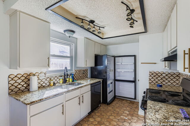 Listing photo id 9 for 9307 Valley Bend