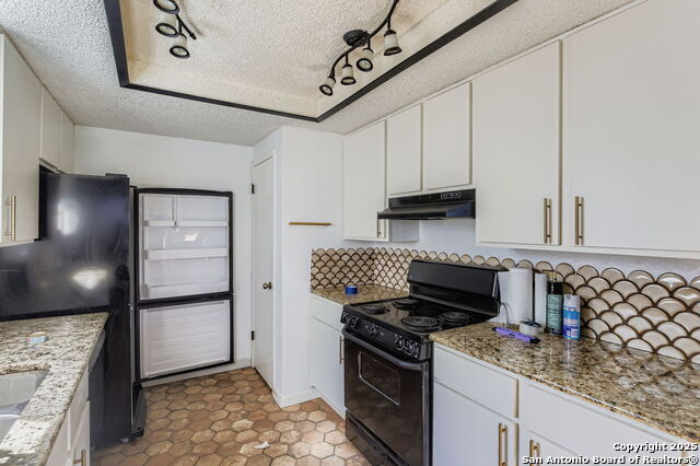 Listing photo id 10 for 9307 Valley Bend