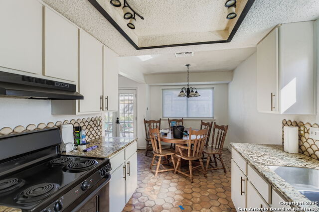 Listing photo id 11 for 9307 Valley Bend