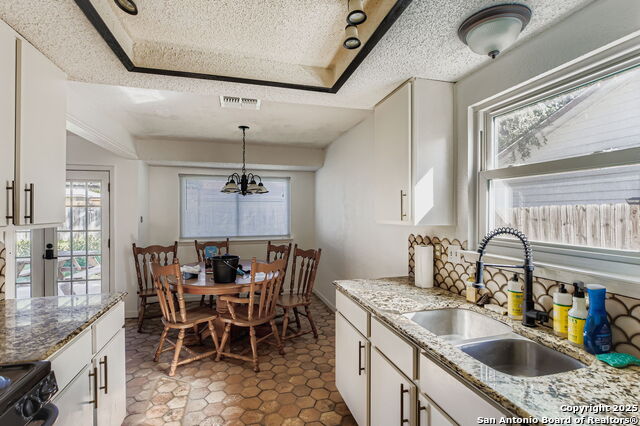 Listing photo id 12 for 9307 Valley Bend