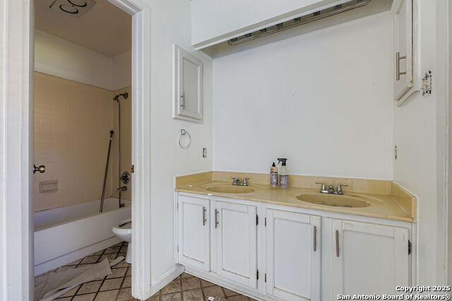 Listing photo id 17 for 9307 Valley Bend