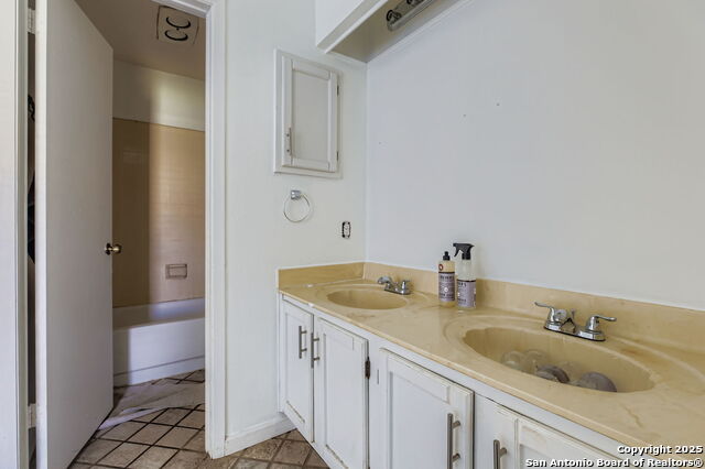 Listing photo id 18 for 9307 Valley Bend