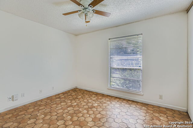 Listing photo id 20 for 9307 Valley Bend