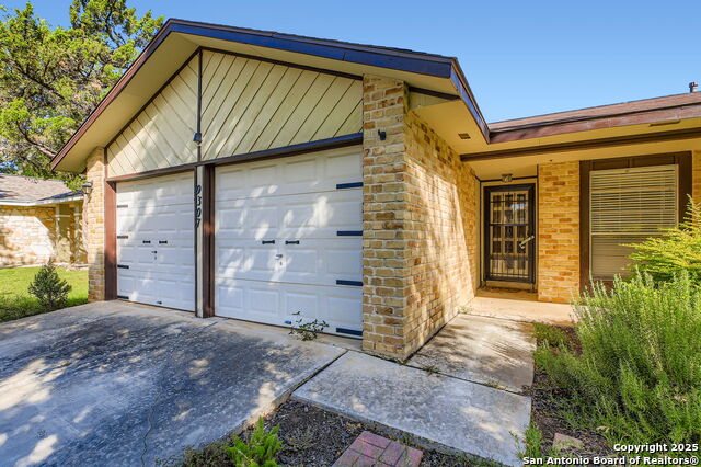 Listing photo id 2 for 9307 Valley Bend
