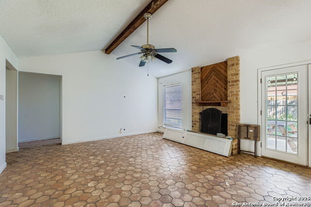 Listing photo id 3 for 9307 Valley Bend
