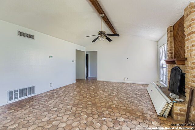 Listing photo id 4 for 9307 Valley Bend