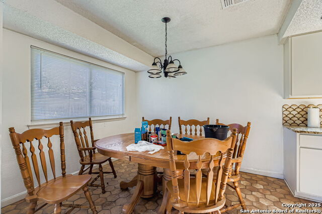 Listing photo id 7 for 9307 Valley Bend