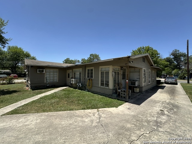 Image 6 of 12 For 2418 And 2424 W Woodlawn Ave
