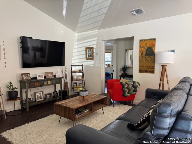 Listing photo id 1 for 535 Devine