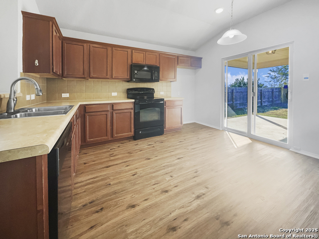 Image 6 of 17 For 611 Tom Kemp