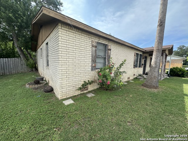 Image 2 of 17 For 405 9th S 