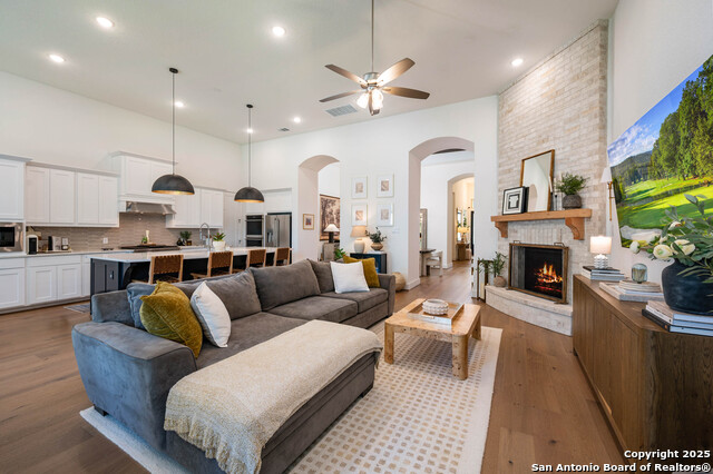 Image 4 of 33 For 10039 Sarah Place
