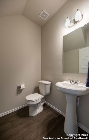 Listing photo id 12 for 1609 Ranch House