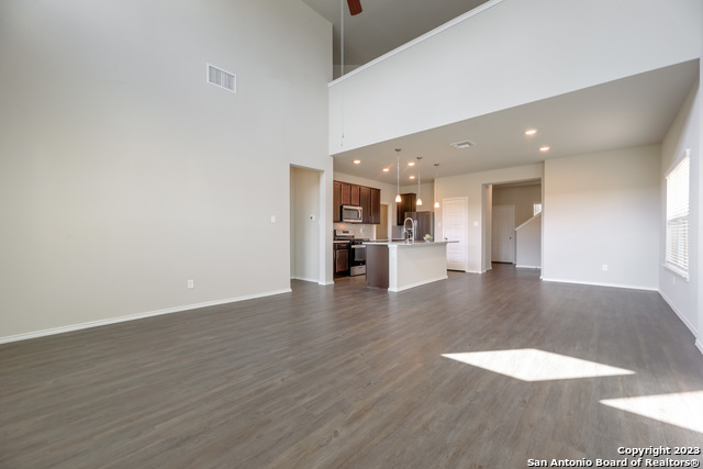 Listing photo id 2 for 1609 Ranch House