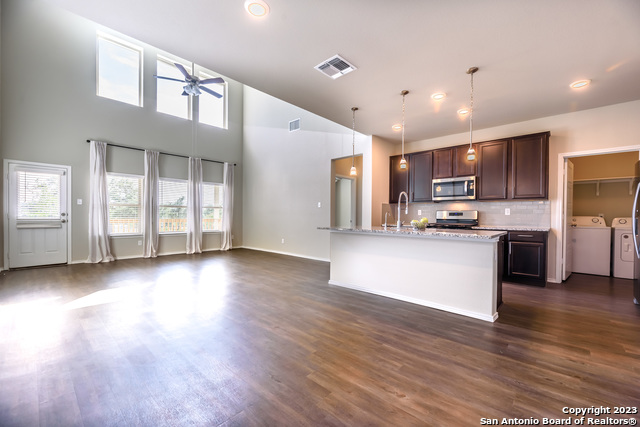 Listing photo id 3 for 1609 Ranch House