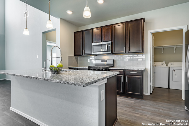 Listing photo id 4 for 1609 Ranch House