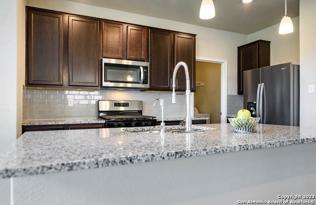Listing photo id 5 for 1609 Ranch House