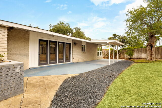Listing photo id 23 for 446 Forrest Hill
