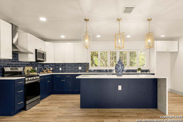 Listing photo id 3 for 446 Forrest Hill