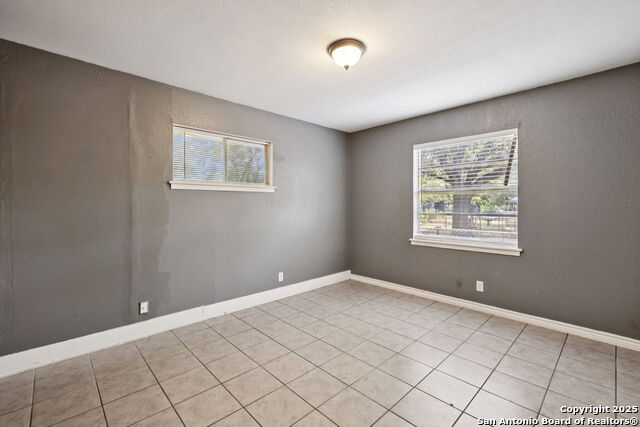Image 21 of 40 For 111 Tropicana Pl