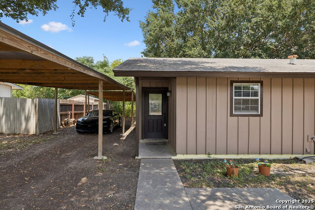 Image 4 of 40 For 111 Tropicana Pl