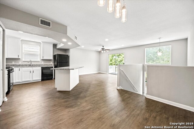 Image 14 of 45 For 122 Rush Haven F093