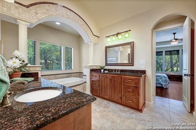 Image 22 of 46 For 847 Uluru  