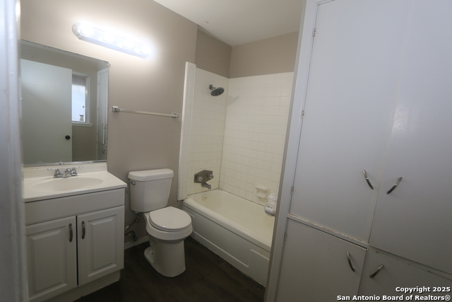 Image 14 of 19 For 6010 Shoreview Pl