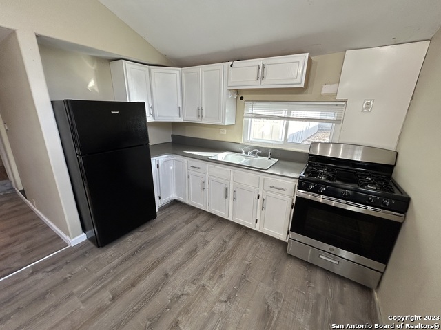 Listing photo id 8 for 1000 Kayton Ave