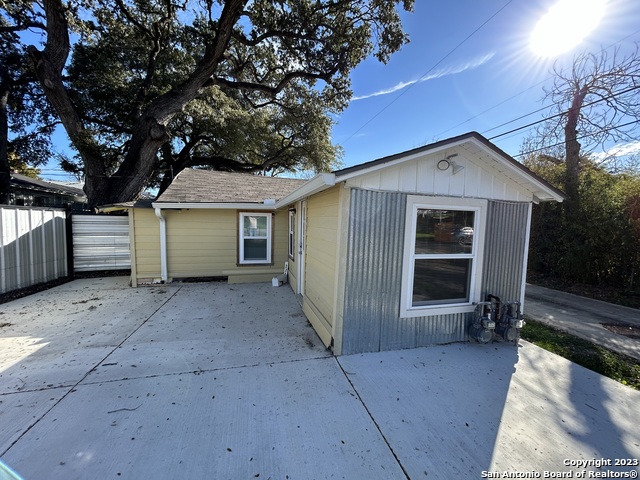 Listing photo id 0 for 1000 Kayton Ave