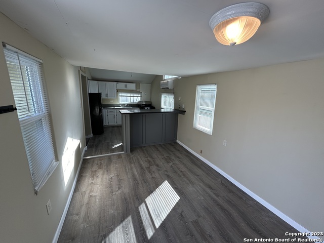 Listing photo id 1 for 1000 Kayton Ave