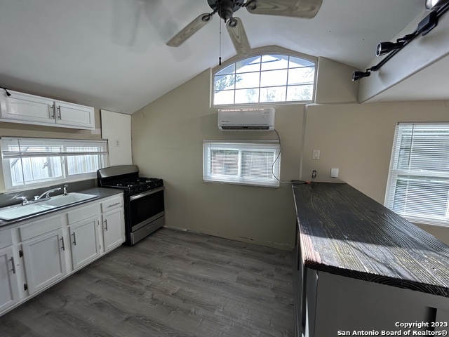 Listing photo id 2 for 1000 Kayton Ave