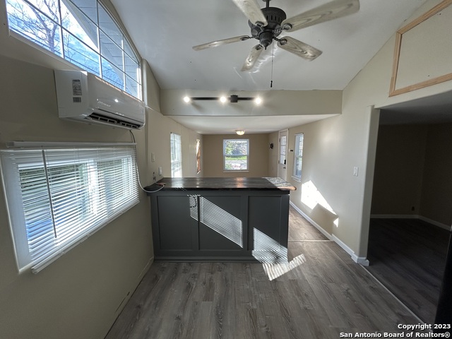 Listing photo id 3 for 1000 Kayton Ave