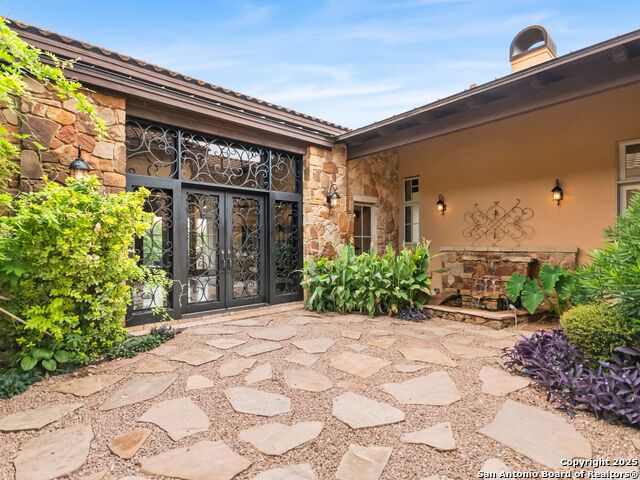 Listing photo id 13 for 103 Castle Rock