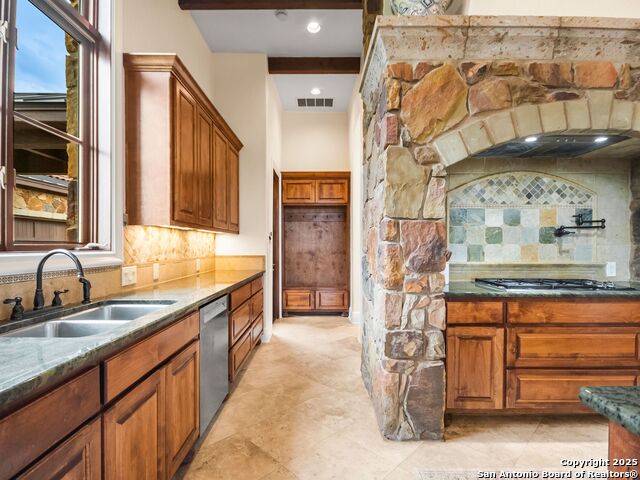 Listing photo id 19 for 103 Castle Rock