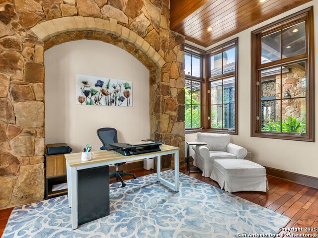 Listing photo id 29 for 103 Castle Rock