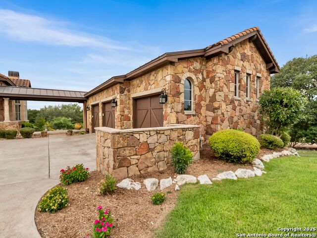 Listing photo id 41 for 103 Castle Rock