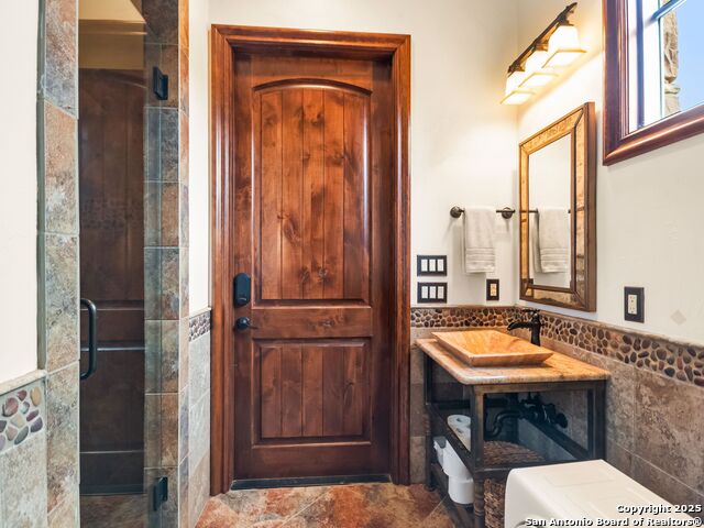 Listing photo id 66 for 103 Castle Rock