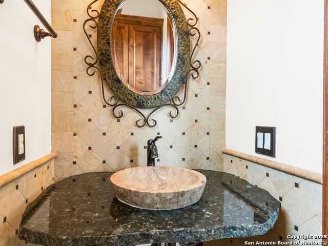 Listing photo id 74 for 103 Castle Rock