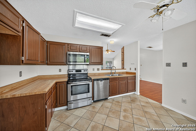 Listing photo id 10 for 1112 Dimrock