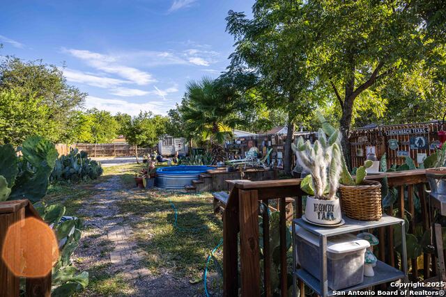 Listing photo id 13 for 920 Lamar
