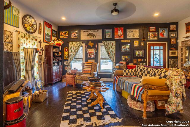 Listing photo id 0 for 920 Lamar
