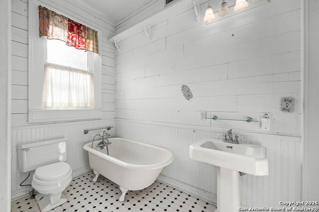 Listing photo id 11 for 633 Castell S