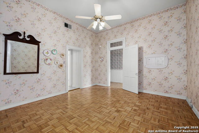 Listing photo id 13 for 633 Castell S